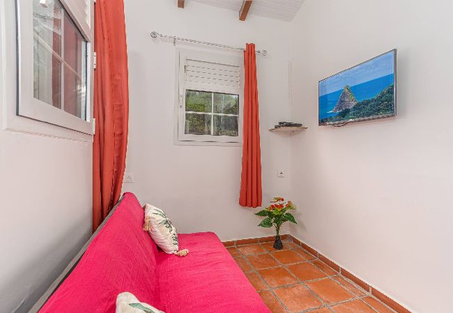 Bungalow en Sainte-Marie - Bungalow avec piscine au cœur de la campagne Vert Bungalow en Sainte-Marie - Bungalow avec piscine au cœur de la campagne Vert