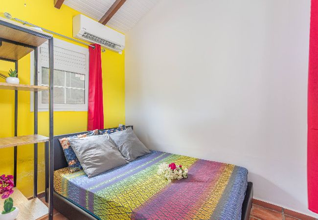 Bungalow en Sainte-Marie - Bungalow avec piscine au cœur de la campagne Vert Bungalow en Sainte-Marie - Bungalow avec piscine au cœur de la campagne Vert