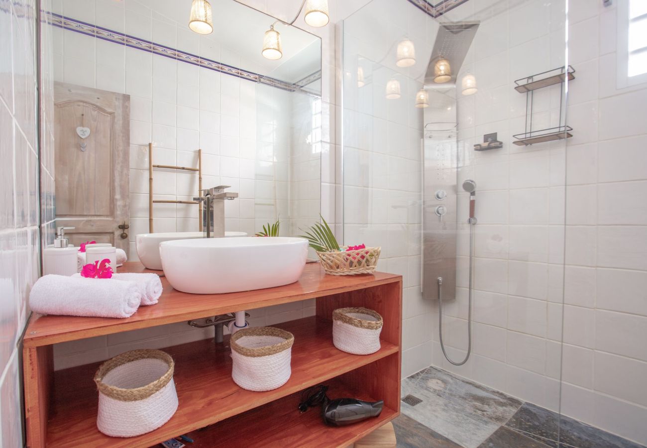 Villa a Le Robert - Coconut Bay House avec Piscine et Jacuzzi